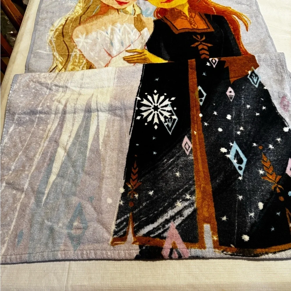 Disney Store Frozen 2 Elsa and Anna Beach Towel 29x59 Pool Bath Princess